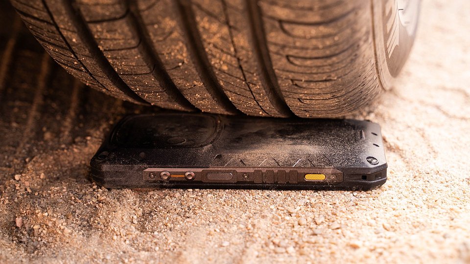 Telefon Ulefone Armor wytrzymujący pod kołem samochodu.