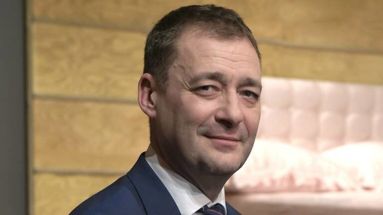 Jacek Rozenek czyli Geralt z Rivii wraca do zdrowia. Aktor znów stanął przed kamerą i mikrofonem