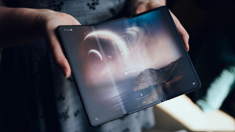 TCL prezentuje telefon z trzema składanymi ekranami