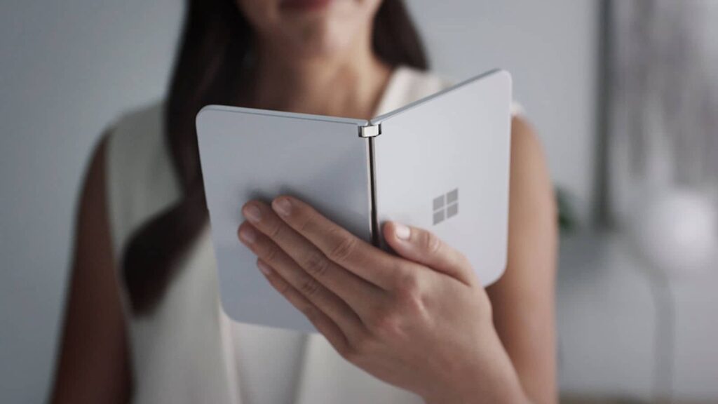 Microsoft Surface Duo – tester z telefonem nagrany w komunikacji miejskiej