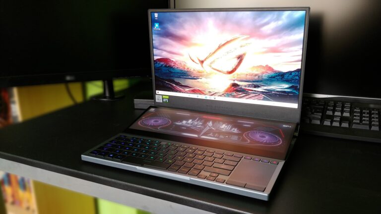 Dwuekranowy laptop wyjęty z przyszłości