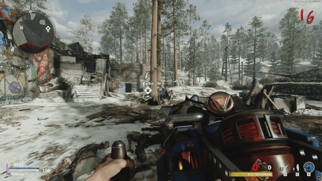 Call of Duty: Black Ops Cold War to nie tylko multiplayer i krótka kampania. Po roku przerwy do serii wrócił tryb Zombie. Przyjrzeliśmy się bliżej mapie Die Maschine i postanowiliśmy przybliżyć Wam nasze wrażenia z rozgrywki.  Podstawowy zamysł Zombie  Weterani trybów Zombie będą pewnie zaskoczeni liczbą zmian, jaką Treyarch zdecydował się wprowadzić w Black Ops Cold War. Niektóre przypadną Wam do gustu, a do innych będziecie musieli się przyzwyczaić. Ogólna koncepcja trybu wiele się jednak nie zmieniła.  Podstawowym celem gry jest oczywiście zabijanie zombie. Wchodzicie na mapę, na niewielką, pokrytą śniegiem lokację i zaczynają otaczać Was przeciwnicy. Pokonujecie fale zombie, zbieracie zdobywane za ich zabójstwa punkty i otwieracie przejścia prowadzące do kolejnych lokacji. Mapa powoli rośnie i odkrywa przed Wami swoje sekrety. Z każdą kolejną falą potwory stają się silniejsze, zyskują dodatkowe punkty zdrowia i zadają więcej obrażeń. Najważniejszym celem jest więc przeżycie w stopniowo pogarszających się warunkach, odblokowując przy tym kolejne części mapy.  W przetrwaniu pomagają różnego rodzaju narzędzia porozrzucane po Die Maschine. Najbardziej podstawowym z nich są oczywiście bronie. W standardowym dla Zombie stylu bronie możecie zdobyć ze skrzynki, która oferuje losowy przedmiot za stałą cenę, albo ze ściany, podchodząc po prostu w odpowiednie miejsce i wydając trochę więcej pieniędzy w zamian za konkretną strzelbę czy karabin. W kilku miejscach na mapie można kupić również pasywne umiejętności, perki. Łącznie jest ich sześć i każdy z nich zapewnia bonus znacząco ułatwiający waszą rozgrywkę. Niektóre zwiększają punkty zdrowia, inne pozwalają na szybsze przeładowanie broni, a jeszcze kolejne ułatwiają wskrzeszanie poległych kolegów.  „Gameplay loop” w Zombie, jak zwykło się mówić w tego typu powtarzalnych grach, na początku nie wydaje się zbyt skomplikowany. Pokonujemy potwory, zbieramy pieniądze, wydajemy je na perki oraz lepsze bronie i nasze możliwości rosną razem z siłą zombie. Najbardziej wyjątkowym aspektem tego trybu zawsze był jednak fakt, że w całym tym chaosie i dziesiątkach przeciwników ukryta jest linia fabularna oraz dziesiątki Easter Eggów.  Początek każdej rundy wygląda bardzo podobnie. Musicie zdobyć trochę pieniędzy i podążać za wskazówkami na mapie, które pomagają Wam w odblokowaniu najważniejszego elementu każdego Zombie, Pack-a-Punch. Jest to maszyna gwarantująca możliwość ulepszenia dowolnej broni na mapie. Pack-a-Punch błyskawicznie stanie się waszym przyjacielem i z przeciętnego, szarego karabinu zrobi broń zdolną do niszczenia całych hord zombie w ciągu kilku sekund.  Kiedy odblokujecie maszynę, mapa staje przed Wami otworem. Możecie wybrać sobie jakieś komfortowe miejsce i zabijać tam fale przeciwników, zbierając pieniądze na silniejsze bronie lub ulepszenia. Die Maschine, podobnie jak większość map w poprzednich odsłonach Call of Duty, oferuje jednak również szereg misji. Opierają się one głównie na interakcji z porozsiewanymi po mapie przedmiotami. Czasami musicie zdobyć klucz do jakiejś zamkniętej skrytki, innym razem znaleźć kod do zablokowanego hasłem komputera. Główna linia fabularna to element trybu, który każdy gracz powinien przeżyć chociaż raz. Oprócz podstawowych misji można aktywować również szereg Easter Eggów, które czasami gwarantują nawet darmowe perki lub bronie.  Niska bariera wejścia  Dla wiernych fanów Zombie Die Maschine nie będzie tym samym, standardowym doświadczeniem, które oferowały poprzednie Black Opsy. Wyraźnie spadła bariera wejścia. Nóż jednym uderzeniem zabija zombie aż do 20 rundy, każdą grę można zacząć ze swoją bronią, wzbogaconą o pięć różnych dodatków, a oprócz paska życia mamy teraz również pancerz, znacząco zwiększający żywotność naszej postaci.     Niektórym weteranom może nie podobać się fakt, że do wyższych rund dociera się teraz nieco łatwiej. Die Maschine wciąż oferuje jednak sporo różnych wyzwań, a doświadczeni gracze będą musieli po prostu wyżej zawiesić sobie poprzeczkę. Sam nigdy nie byłem wielkim fanem Zombie i większość czasu spędzałem w multiplayerze, ale podoba mi się w jakim kierunku poszedł teraz ten tryb. Die Maschine ma bowiem coś, czego brakowało pozostałym mapom. Gra jest teraz intuicyjna.  Nigdy nie podobał mi się fakt, że większość map w Zombie musiałem zaczynać z poradnikiem z Youtube na prawym ekranie. Bariera wejścia zawsze była wysoka i nigdy nie potrafiłem odnaleźć żadnej logiki w całym tym zamieszaniu. Die Maschine wciąż wymaga od nas nieco google’owania, ale można zajść dużo dalej, nie martwiąc się o Easter Eggi czy linię fabularną.  Dotyczy to zarówno pierwszych rund, gdzie gra prowadzi nas za rękę prosto do Pack-a-Puncha, jak i dalszych etapów. Oprócz podstawowych punktów, które służą do kupowania perków, broni oraz amunicji, tak jak w poprzednich grach, Black Ops Cold War wprowadza dwie dodatkowe waluty, salvage. Dzięki nim jesteśmy w stanie stworzyć własne granaty, nagrody za serie zabójstw, pancerz, a nawet ulepszyć rzadkość naszej broni.     Chociaż ogólnie gra może być prostsza, wszystkie nowości składają się na dużo bardziej satysfakcjonujące doświadczenie. Szczególnie dla mniej doświadczonych graczy. Z amunicją nie ma już aż tak dużych problemów, a nowe waluty pozwalają wzbogacić swój ekwipunek o coś więcej niż tylko dwie bronie. Ścieżka rozwoju postaci oraz przedmiotów będących w naszym posiadaniu jest teraz łatwiejsza w zrozumieniu.  Przyjemność z gry  Dobrze bawiłem się przy kilku Easter Eggach, odczuwałem satysfakcję z używania większości broni i polowania na Ray Guna. Podoba mi się większość zmian, jakich dokonał Treyarch razem z Black Ops Cold War. Nie ukrywam jednak, że największy plus nowych Zombie jest najtrudniejszy do opisania. Die Maschine jest bowiem po prostu przyjemne.     Przez ostatnie dni grałem solo, duo i w czteroosobowej grupie. Dotarłem do stosunkowo wysokich rund, widziałem etap, który przez doświadczonych graczy nazywany jest już „endgamem”. Grałem też w kilka poprzednich odsłon Zombie i nie pamiętam, czy kiedykolwiek odczuwałem tyle satysfakcji ze zwykłej rozgrywki. Zabijanie fal przeciwników i obserwowanie, jak moja broń staje się coraz silniejsza z każdym kolejnym ulepszeniem, sprawia tonę frajdy.  Częściowo przyjemność z rozgrywki może być oczywiście spowodowana tym, że pierwszy raz w Zombie gram na PC. 120 FOV i ponad 200 FPS-ów w trybie, który do tej pory widziałem tylko na PlayStation 4, robi ogromną różnicę. Nie bez powodu jednak przez ostatnie kilka dni światła reflektorów zwrócone były w stronę Zombie, a nie zdominowanego przez MP5 multiplayera. Treyarch nowym Zombie zrobił po prostu kawał dobrej roboty.