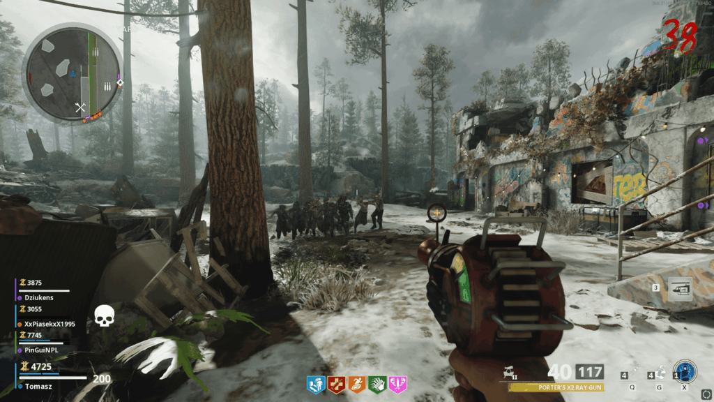 Call of Duty: Black Ops Cold War to nie tylko multiplayer i krótka kampania. Po roku przerwy do serii wrócił tryb Zombie. Przyjrzeliśmy się bliżej mapie Die Maschine i postanowiliśmy przybliżyć Wam nasze wrażenia z rozgrywki.  Podstawowy zamysł Zombie  Weterani trybów Zombie będą pewnie zaskoczeni liczbą zmian, jaką Treyarch zdecydował się wprowadzić w Black Ops Cold War. Niektóre przypadną Wam do gustu, a do innych będziecie musieli się przyzwyczaić. Ogólna koncepcja trybu wiele się jednak nie zmieniła.  Podstawowym celem gry jest oczywiście zabijanie zombie. Wchodzicie na mapę, na niewielką, pokrytą śniegiem lokację i zaczynają otaczać Was przeciwnicy. Pokonujecie fale zombie, zbieracie zdobywane za ich zabójstwa punkty i otwieracie przejścia prowadzące do kolejnych lokacji. Mapa powoli rośnie i odkrywa przed Wami swoje sekrety. Z każdą kolejną falą potwory stają się silniejsze, zyskują dodatkowe punkty zdrowia i zadają więcej obrażeń. Najważniejszym celem jest więc przeżycie w stopniowo pogarszających się warunkach, odblokowując przy tym kolejne części mapy.  W przetrwaniu pomagają różnego rodzaju narzędzia porozrzucane po Die Maschine. Najbardziej podstawowym z nich są oczywiście bronie. W standardowym dla Zombie stylu bronie możecie zdobyć ze skrzynki, która oferuje losowy przedmiot za stałą cenę, albo ze ściany, podchodząc po prostu w odpowiednie miejsce i wydając trochę więcej pieniędzy w zamian za konkretną strzelbę czy karabin. W kilku miejscach na mapie można kupić również pasywne umiejętności, perki. Łącznie jest ich sześć i każdy z nich zapewnia bonus znacząco ułatwiający waszą rozgrywkę. Niektóre zwiększają punkty zdrowia, inne pozwalają na szybsze przeładowanie broni, a jeszcze kolejne ułatwiają wskrzeszanie poległych kolegów.  „Gameplay loop” w Zombie, jak zwykło się mówić w tego typu powtarzalnych grach, na początku nie wydaje się zbyt skomplikowany. Pokonujemy potwory, zbieramy pieniądze, wydajemy je na perki oraz lepsze bronie i nasze możliwości rosną razem z siłą zombie. Najbardziej wyjątkowym aspektem tego trybu zawsze był jednak fakt, że w całym tym chaosie i dziesiątkach przeciwników ukryta jest linia fabularna oraz dziesiątki Easter Eggów.  Początek każdej rundy wygląda bardzo podobnie. Musicie zdobyć trochę pieniędzy i podążać za wskazówkami na mapie, które pomagają Wam w odblokowaniu najważniejszego elementu każdego Zombie, Pack-a-Punch. Jest to maszyna gwarantująca możliwość ulepszenia dowolnej broni na mapie. Pack-a-Punch błyskawicznie stanie się waszym przyjacielem i z przeciętnego, szarego karabinu zrobi broń zdolną do niszczenia całych hord zombie w ciągu kilku sekund.  Kiedy odblokujecie maszynę, mapa staje przed Wami otworem. Możecie wybrać sobie jakieś komfortowe miejsce i zabijać tam fale przeciwników, zbierając pieniądze na silniejsze bronie lub ulepszenia. Die Maschine, podobnie jak większość map w poprzednich odsłonach Call of Duty, oferuje jednak również szereg misji. Opierają się one głównie na interakcji z porozsiewanymi po mapie przedmiotami. Czasami musicie zdobyć klucz do jakiejś zamkniętej skrytki, innym razem znaleźć kod do zablokowanego hasłem komputera. Główna linia fabularna to element trybu, który każdy gracz powinien przeżyć chociaż raz. Oprócz podstawowych misji można aktywować również szereg Easter Eggów, które czasami gwarantują nawet darmowe perki lub bronie.  Niska bariera wejścia  Dla wiernych fanów Zombie Die Maschine nie będzie tym samym, standardowym doświadczeniem, które oferowały poprzednie Black Opsy. Wyraźnie spadła bariera wejścia. Nóż jednym uderzeniem zabija zombie aż do 20 rundy, każdą grę można zacząć ze swoją bronią, wzbogaconą o pięć różnych dodatków, a oprócz paska życia mamy teraz również pancerz, znacząco zwiększający żywotność naszej postaci.     Niektórym weteranom może nie podobać się fakt, że do wyższych rund dociera się teraz nieco łatwiej. Die Maschine wciąż oferuje jednak sporo różnych wyzwań, a doświadczeni gracze będą musieli po prostu wyżej zawiesić sobie poprzeczkę. Sam nigdy nie byłem wielkim fanem Zombie i większość czasu spędzałem w multiplayerze, ale podoba mi się w jakim kierunku poszedł teraz ten tryb. Die Maschine ma bowiem coś, czego brakowało pozostałym mapom. Gra jest teraz intuicyjna.  Nigdy nie podobał mi się fakt, że większość map w Zombie musiałem zaczynać z poradnikiem z Youtube na prawym ekranie. Bariera wejścia zawsze była wysoka i nigdy nie potrafiłem odnaleźć żadnej logiki w całym tym zamieszaniu. Die Maschine wciąż wymaga od nas nieco google’owania, ale można zajść dużo dalej, nie martwiąc się o Easter Eggi czy linię fabularną.  Dotyczy to zarówno pierwszych rund, gdzie gra prowadzi nas za rękę prosto do Pack-a-Puncha, jak i dalszych etapów. Oprócz podstawowych punktów, które służą do kupowania perków, broni oraz amunicji, tak jak w poprzednich grach, Black Ops Cold War wprowadza dwie dodatkowe waluty, salvage. Dzięki nim jesteśmy w stanie stworzyć własne granaty, nagrody za serie zabójstw, pancerz, a nawet ulepszyć rzadkość naszej broni.     Chociaż ogólnie gra może być prostsza, wszystkie nowości składają się na dużo bardziej satysfakcjonujące doświadczenie. Szczególnie dla mniej doświadczonych graczy. Z amunicją nie ma już aż tak dużych problemów, a nowe waluty pozwalają wzbogacić swój ekwipunek o coś więcej niż tylko dwie bronie. Ścieżka rozwoju postaci oraz przedmiotów będących w naszym posiadaniu jest teraz łatwiejsza w zrozumieniu.  Przyjemność z gry  Dobrze bawiłem się przy kilku Easter Eggach, odczuwałem satysfakcję z używania większości broni i polowania na Ray Guna. Podoba mi się większość zmian, jakich dokonał Treyarch razem z Black Ops Cold War. Nie ukrywam jednak, że największy plus nowych Zombie jest najtrudniejszy do opisania. Die Maschine jest bowiem po prostu przyjemne.     Przez ostatnie dni grałem solo, duo i w czteroosobowej grupie. Dotarłem do stosunkowo wysokich rund, widziałem etap, który przez doświadczonych graczy nazywany jest już „endgamem”. Grałem też w kilka poprzednich odsłon Zombie i nie pamiętam, czy kiedykolwiek odczuwałem tyle satysfakcji ze zwykłej rozgrywki. Zabijanie fal przeciwników i obserwowanie, jak moja broń staje się coraz silniejsza z każdym kolejnym ulepszeniem, sprawia tonę frajdy.  Częściowo przyjemność z rozgrywki może być oczywiście spowodowana tym, że pierwszy raz w Zombie gram na PC. 120 FOV i ponad 200 FPS-ów w trybie, który do tej pory widziałem tylko na PlayStation 4, robi ogromną różnicę. Nie bez powodu jednak przez ostatnie kilka dni światła reflektorów zwrócone były w stronę Zombie, a nie zdominowanego przez MP5 multiplayera. Treyarch nowym Zombie zrobił po prostu kawał dobrej roboty.
