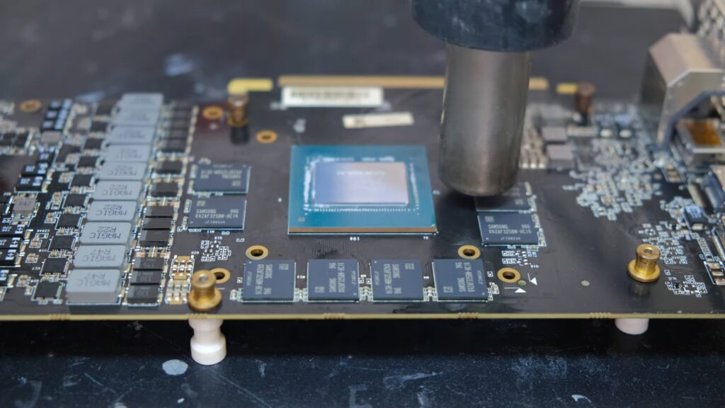 Użytkownik Youtube zmodyfikował GeForce RTX 2070 instalując na niej 16 GB GDDR6