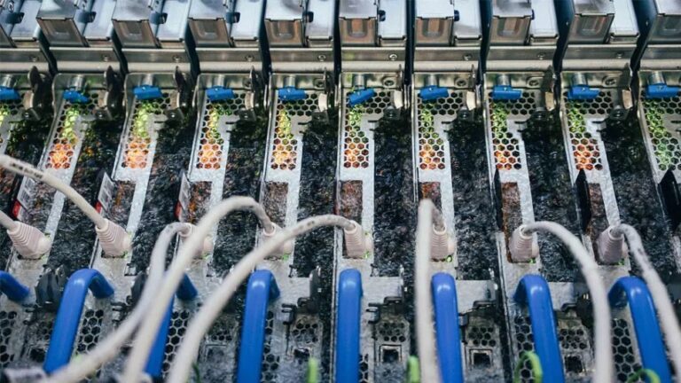 Microsoft chłodzi swoje serwery wrzącą cieczą