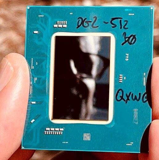 Raja Koduri pokazuje układ graficzny Intel Xe-HPG 512 EU