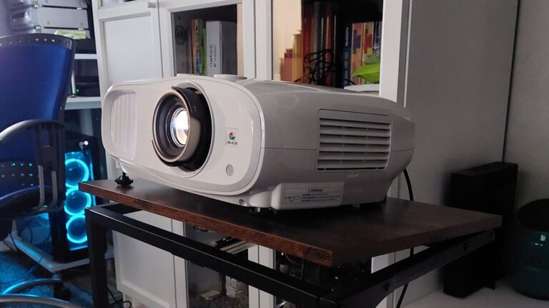 Epson EH-TW7100 – 4K na ścianie w zasięgu ręki