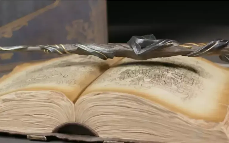 Hogwarts Legacy – Edycja kolekcjonerska z księgą i lewitującą różdżką