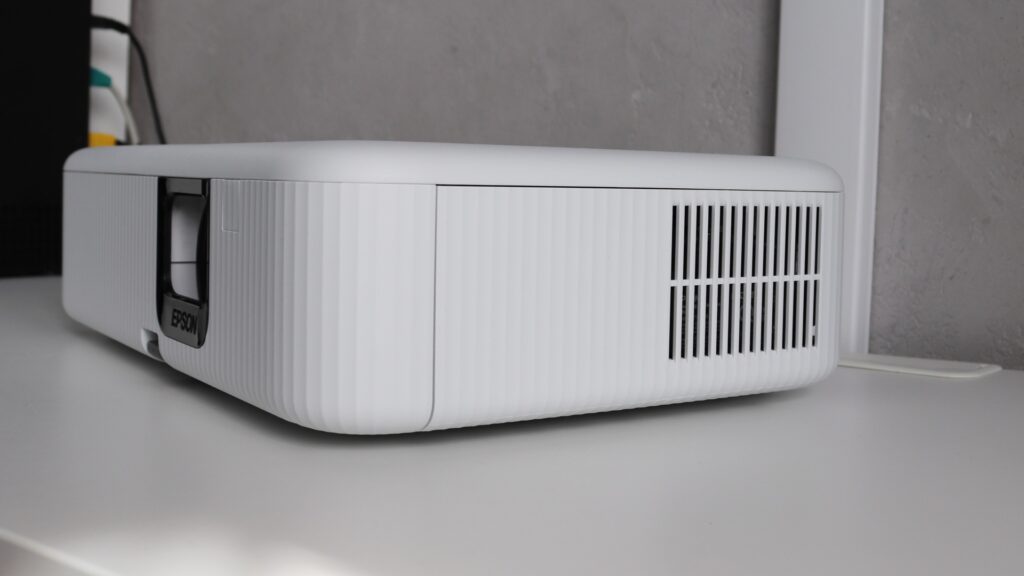 Projektor Epson CO-FH02 – 400 cali w salonie oraz w podróży [recenzja]