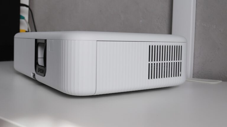 Projektor Epson CO-FH02 – 400 cali w salonie oraz w podróży [recenzja]
