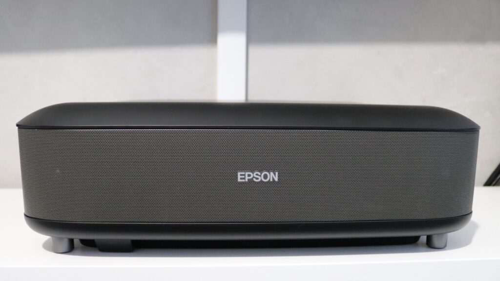 Epson EH-LS650B projektor, który zamieni twój salon w kino 4K