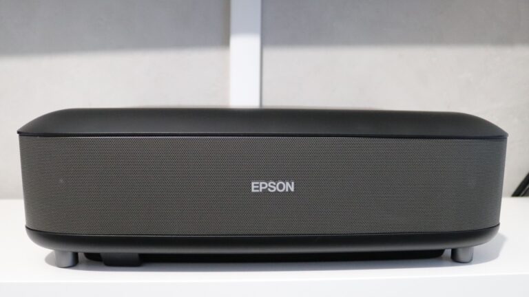 Epson EH-LS650B projektor, który zamieni twój salon w kino 4K
