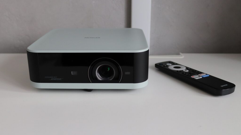 Recenzja projektora Epson EF-61G – domowe kino z mobilnym zacięciem