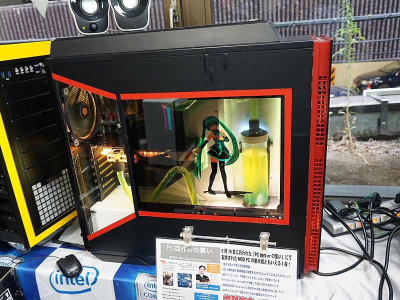 Co można zrobić z wolnym panelem LCD i obudową – komputer przyszłości…