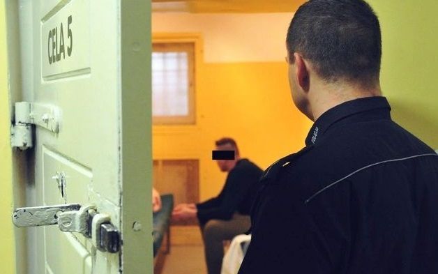 Nawet odsiadka w więzieniu nie jest w stanie powstrzymać przestępcy od grania