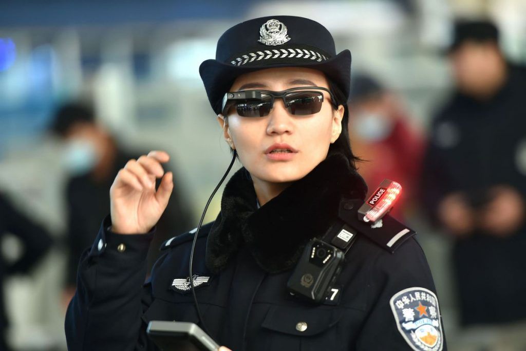 Niedługo możemy żyć w świecie podobnym do tego z Watch Dogs lub Deus Ex. Policja w Chinach używa okularów do identyfikowania twarzy