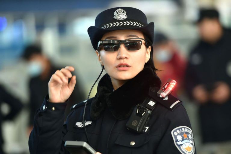 Niedługo możemy żyć w świecie podobnym do tego z Watch Dogs lub Deus Ex. Policja w Chinach używa okularów do identyfikowania twarzy