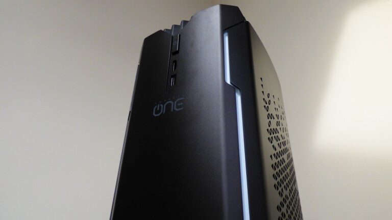 Corsair One zmiękczy serce każdego gracza. To bardzo mocny sprzęt do grania klasycznego i w VR