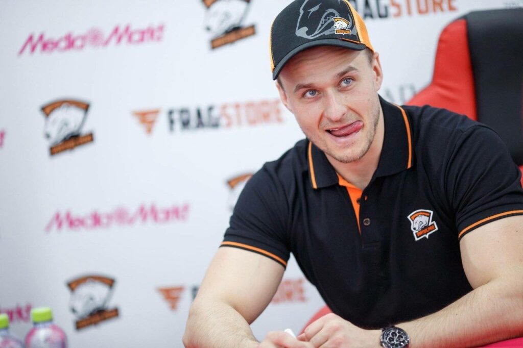Esport oraz pashaBiceps w UWADZE! Tym razem – pozytywnie