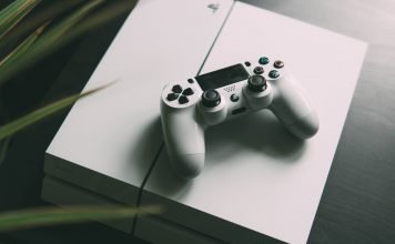 PlayStation 5 ze wsteczną kompatybilnością. Także w grach multiplayer PlayStation 5 wsteczna kompatybilność