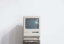 10000 dolarów za naprawy MacBook Pro. Wystarczyło wyregulować jasność ekranu