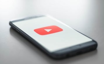 Znany YouTuber namawiał nieletnie fanki do wysyłania mu nagich zdjęć YouTube