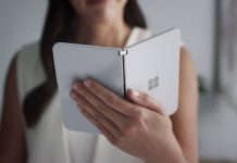 Microsoft Surface Duo – tester z telefonem nagrany w komunikacji miejskiej