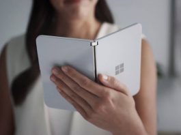 Microsoft Surface Duo – tester z telefonem nagrany w komunikacji miejskiej