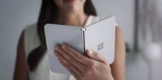 Microsoft Surface Duo – tester z telefonem nagrany w komunikacji miejskiej
