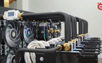 Ekstremalna koparka kryptowalut – składa się z 10 x RTX 3090 chłodzonych cieczą