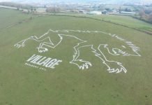 Resident Evil Village – Capcom reklamuje grę gigantycznym wilkołakiem na wzgórzu Resident Evil Village