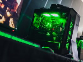 NVIDIA DLSS 4.5 oficjalnie. 5x większa moc, 6x więcej klatek i obraz, który wreszcie „nie ginie” w świetle neonów
