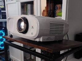 Epson EH-TW7100 – 4K na ścianie w zasięgu ręki