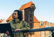 Słynny gdański Żuraw zmieniony na domowym komputerze w futurystyczny dok