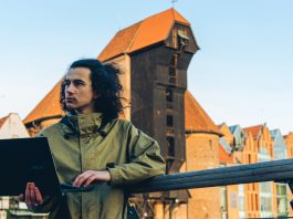 Słynny gdański Żuraw zmieniony na domowym komputerze w futurystyczny dok