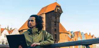 Słynny gdański Żuraw zmieniony na domowym komputerze w futurystyczny dok