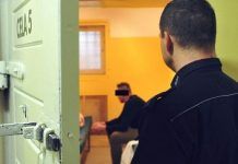Nawet odsiadka w więzieniu nie jest w stanie powstrzymać przestępcy od grania