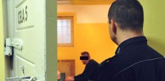 Nawet odsiadka w więzieniu nie jest w stanie powstrzymać przestępcy od grania